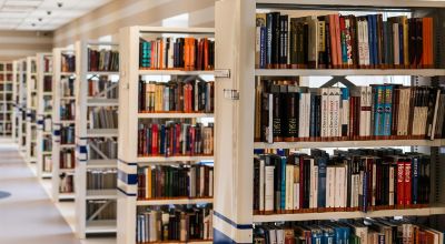 biblioteca - scaffali con libri